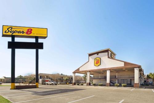 Gulfport Hotel | Super 8 by Wyndham Gulfport Airport NW Near Biloxi