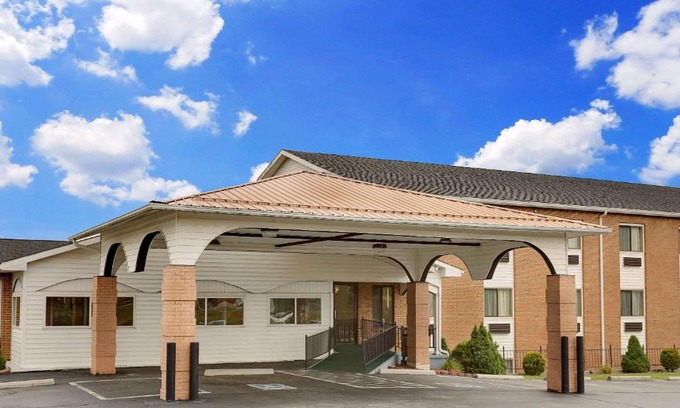 Hillsville Hotel | Super 8 by Wyndham Hillsville