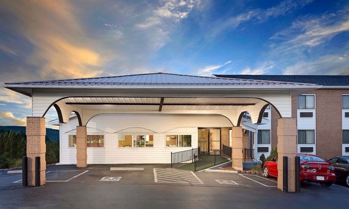 Hillsville Hotel | Super 8 by Wyndham Hillsville