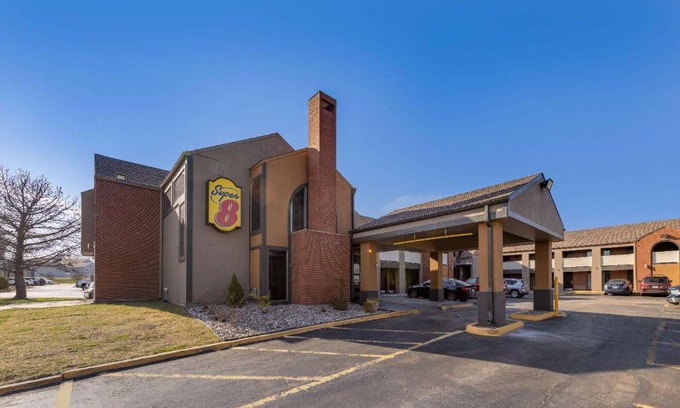 Waldron Hotel | Super 8 by Wyndham Kansas City Airport North