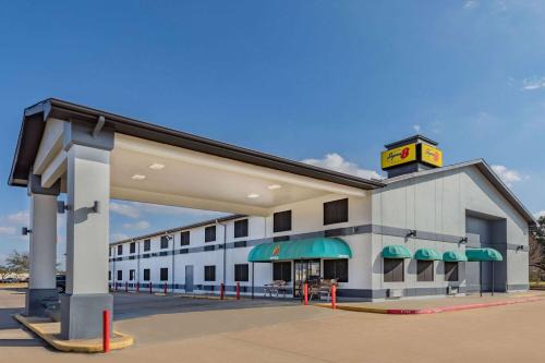 League City Hotel | Super 8 by Wyndham League City Kemah Area