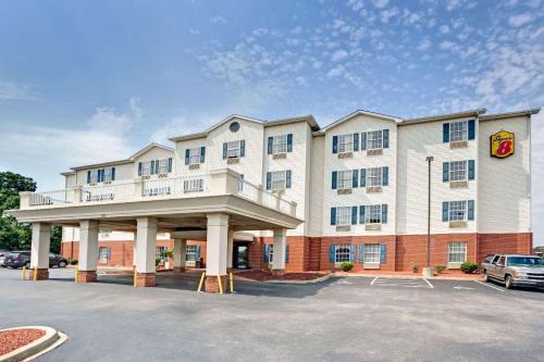 Fairgrounds Hotel | Super 8 by Wyndham Louisville/Expo Center