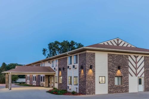 Madison Hotel | Super 8 by Wyndham Madison