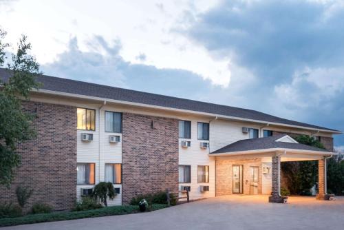 Milbank Hotel | Super 8 by Wyndham Milbank SD