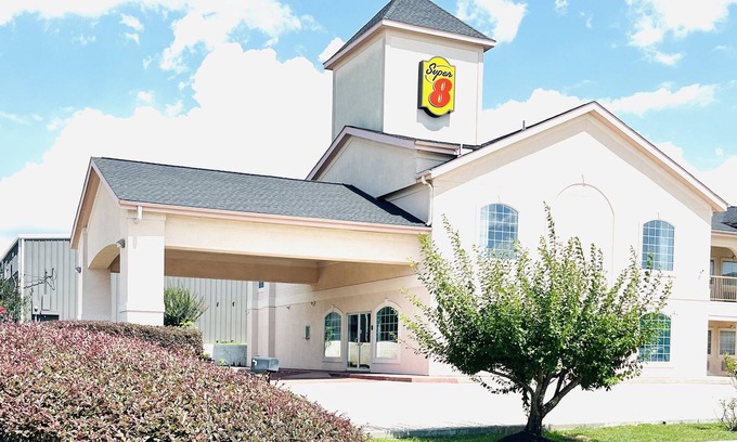 Montgomery Hotel | Super 8 by Wyndham Montgomery/Lake Conroe