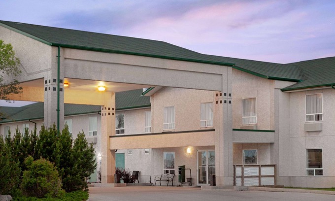 Morden Hotel | Super 8 by Wyndham Morden