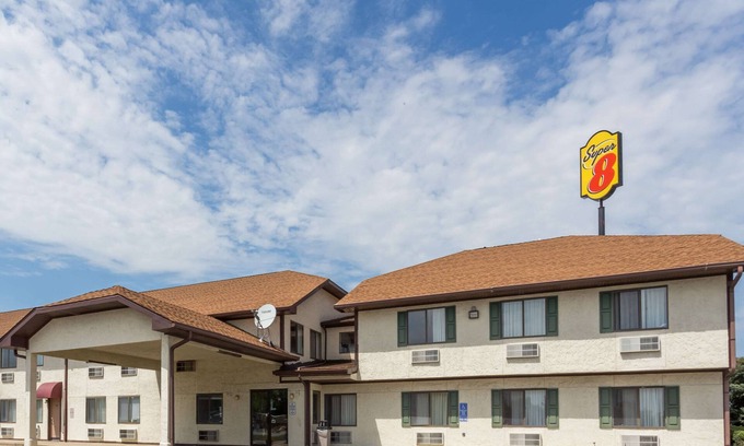 Morris Hotel | Super 8 by Wyndham Morris