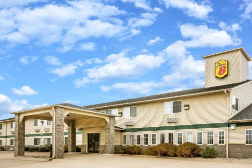 Neillsville Hotel | Super 8 by Wyndham Neillsville WI