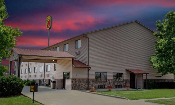 Normal Hotel | Super 8 by Wyndham Normal Bloomington