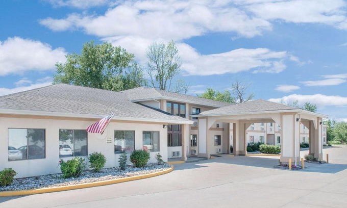 Ottumwa Hotel | Super 8 by Wyndham Ottumwa