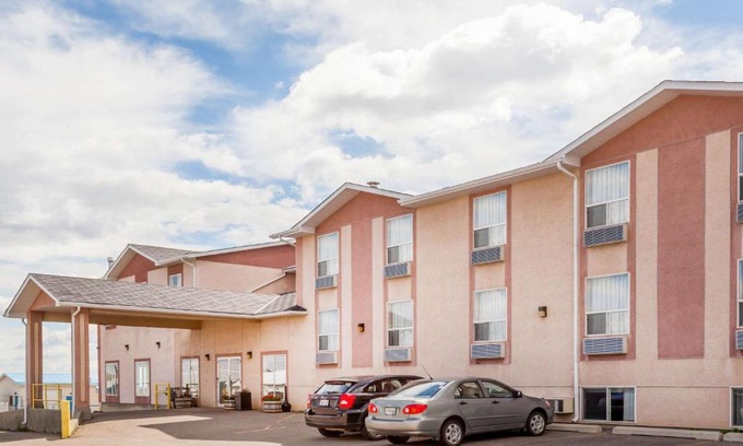 Pincher Creek Hotel | Super 8 by Wyndham Pincher Creek AB