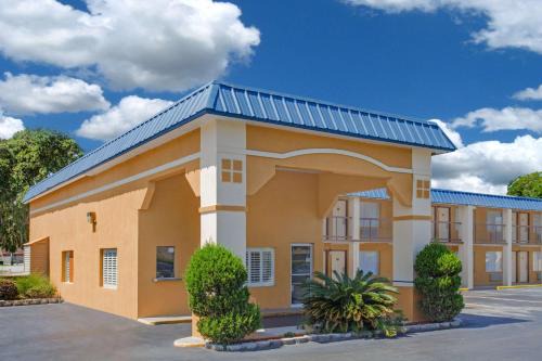 Mossy Oaks Hotel | Super 8 by Wyndham Port Royal/Beaufort