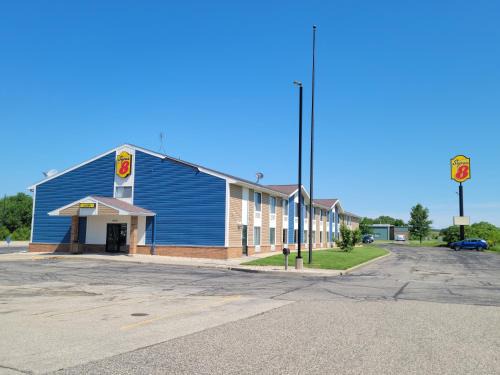 Portage Hotel | Super 8 by Wyndham Portage