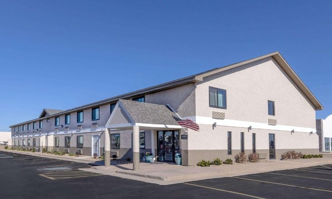 Pratt Hotel | Super 8 by Wyndham Pratt