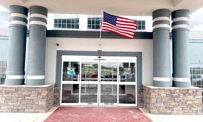 San Antonio Hotel | Super 8 by Wyndham San Antonio/Alamodome Area