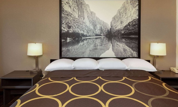 Seguin Hotel | Super 8 by Wyndham Seguin