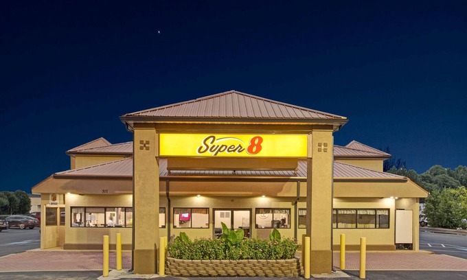 Suwanee Hotel | Super 8 by Wyndham Suwanee