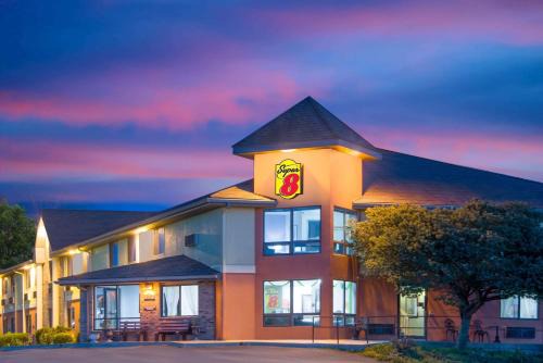 Toledo Hotel | Super 8 by Wyndham Toledo