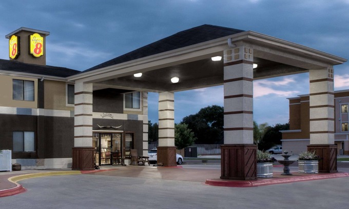 Victoria Hotel | Super 8 by Wyndham Victoria/North/Mall Area