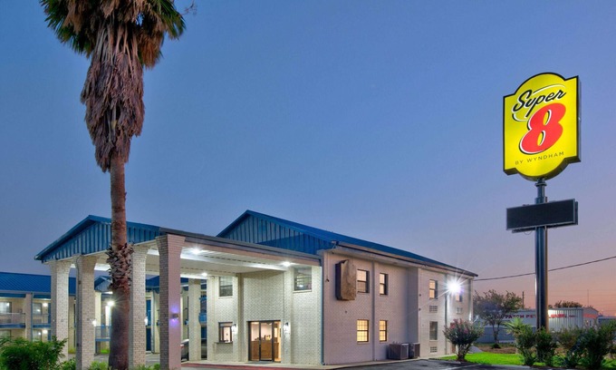 Victoria Hotel | Super 8 by Wyndham Victoria/South/Hwy 59