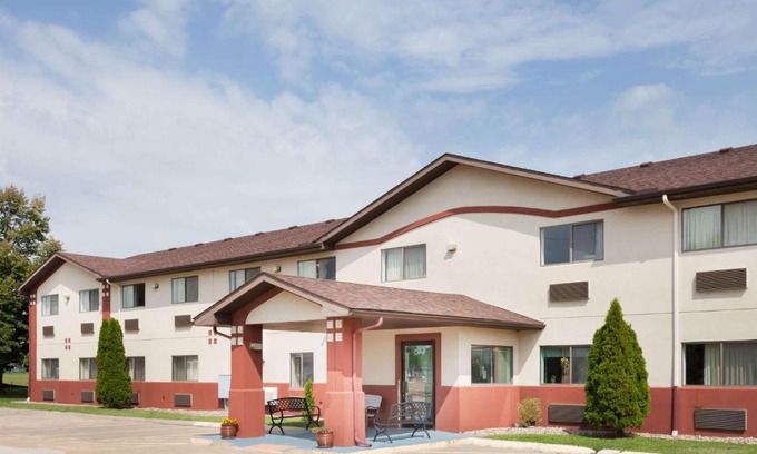 Washington Hotel | Super 8 by Wyndham Washington/Peoria Area