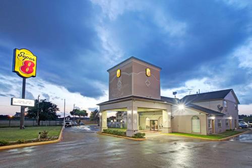 White Rock Hills Hotel | Super 8 Dallas East Near Fair Park Downtown
