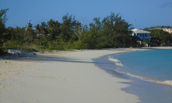 Great Exuma Apartment | SUPER BEACHFRONT- directly on HOOPERS BAY: large 4 bed 4 Bath APT for 8