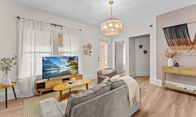 Historic Downtown Kissimmee House | SUPER BOHO – Waterfront Retreat w/Fishing & Views