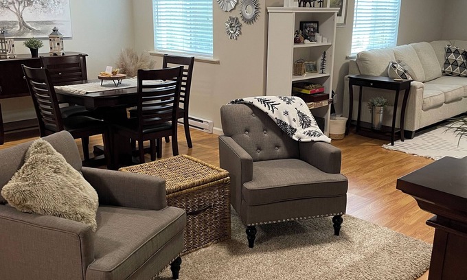 Mission House | Super clean, Bright 1 Bdrm suite in Quiet Cedar Valley with AC and Fireplace