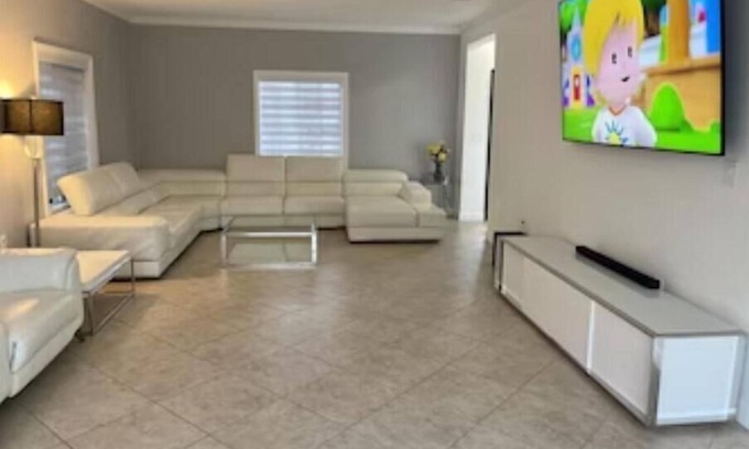 Country Walk House | Super Clean, Luxurious 6 Bedroom Home