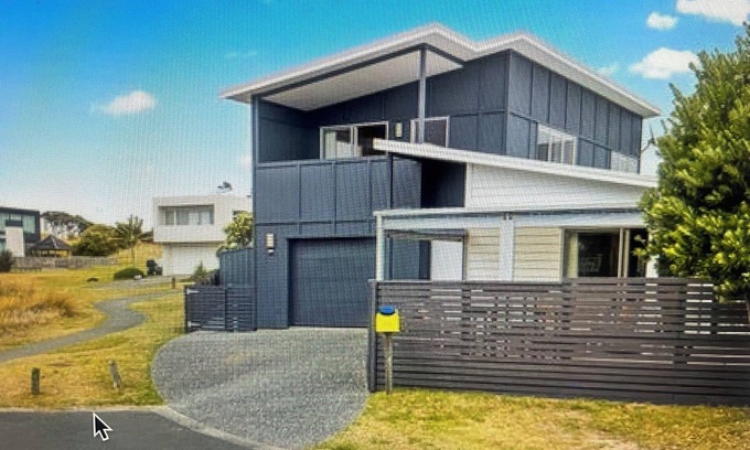 Omaha House | Super comfortable 4 bedroom 2 bathroom holiday home close to beach and cafe.