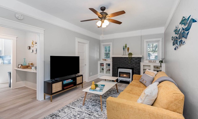 New Smyrna Beach Apartment | Super Cool Couples Retreat - Walk to Shops-Restaurants- Beach-Bars