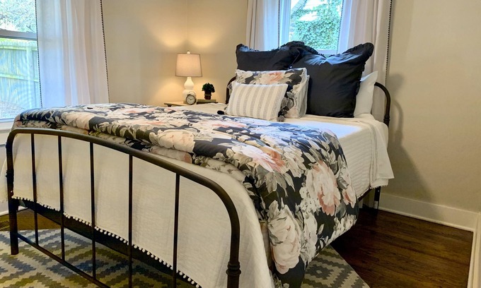 Rogers House | Super Cozy Downtown Rogers Cottage