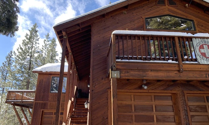 Truckee House | Super Cozy Ski Lodge with Year Round Amenities