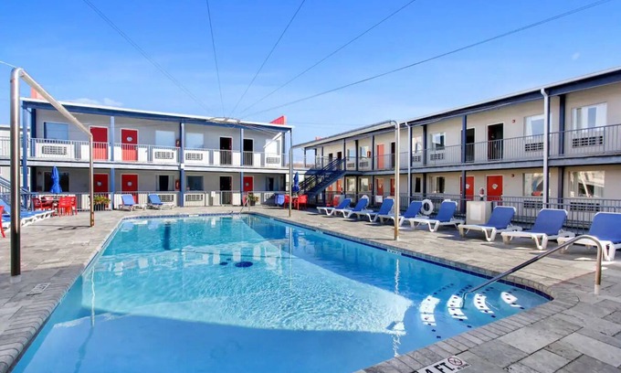 Tybee Island Condo | Super cute 1B-1B on South beach-Steps to pool, beach, restaurants & nightlife!