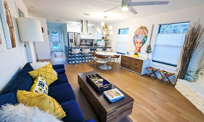 St. Johns House | Super Cute and Fully renovated 2 bedroom Home, 8 mins to downtown