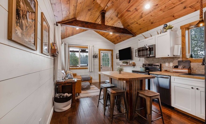 Island Park House | SUPER CUTE & CLEAN MODERN HOME 40 min. to YNP