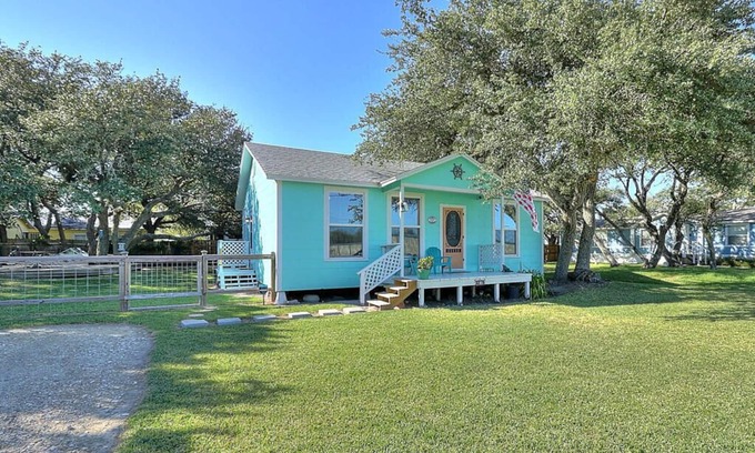 Fulton House | SUPER CUTE! COASTAL BEND COTTAGE! Book now-September, October, November dates!