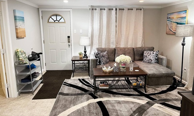 Madison Heights House | Super Cute & Cozy Home with 65"TV, Grill, 3 beds, A C, Porch.