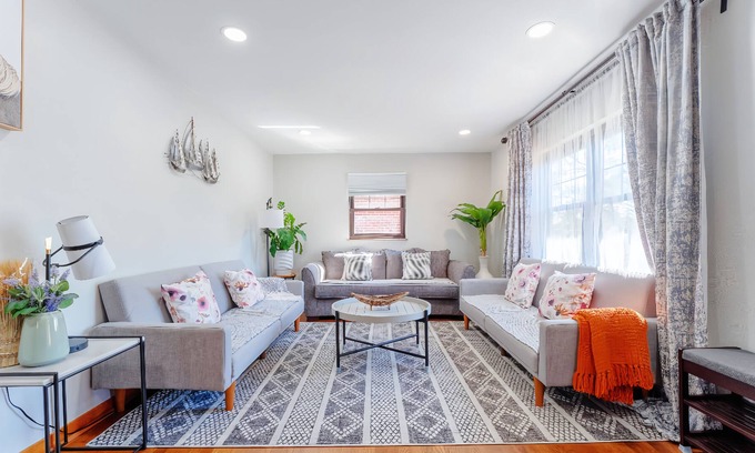 Crafton House | Super Excellent Location 2 BR 2 king beds,2 sofa beds,Off-street parking House