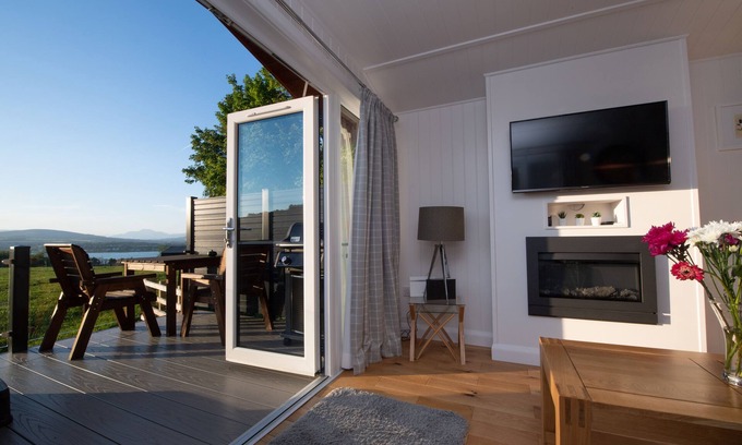Port Glasgow Cabin | Super King Lodge-Sleeps 2-HotTub-Sea View