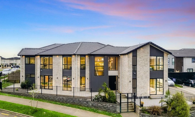 Auckland House | Super-Large House 7 ensuites & 4 living rooms