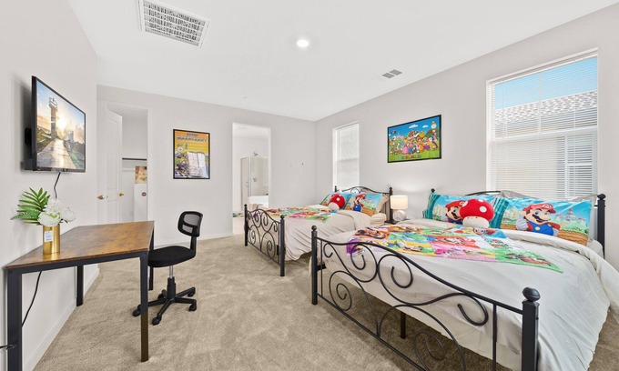 Ontario House | Super Mario/Near the Airport/New