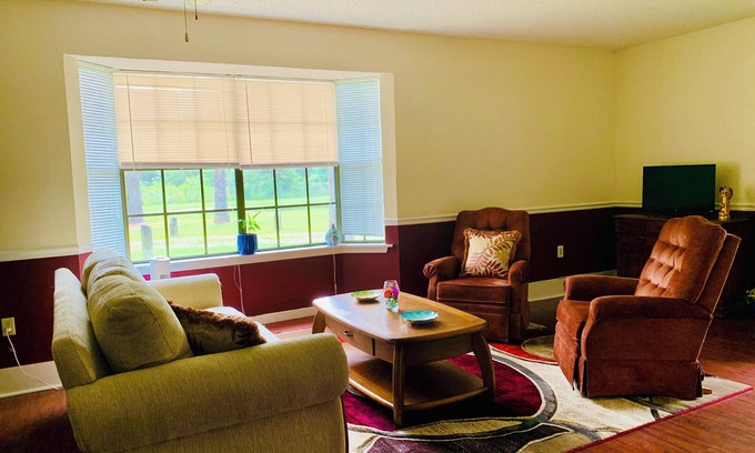 Lacombe Apartment | Super Safe and Quiet neighborhood with off road parking 30 day minimum