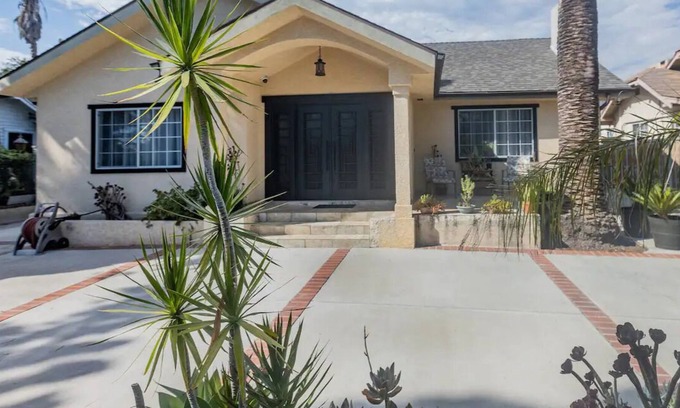 Pasadena House | Super spacious 3BD house with pool and game room