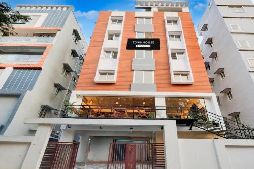 Khattalwada Hotel | Super Townhouse MVP Sector With Kailasagiri Hill View