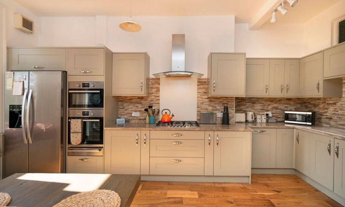 Bonnington Apartment | Superb 2-bed Flat Near the Royal Botanic Garden