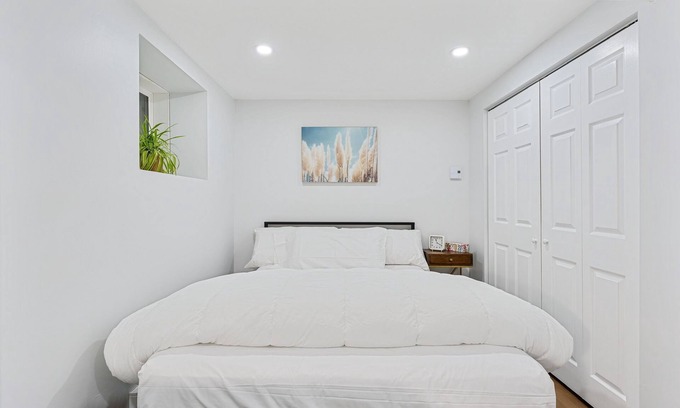 Ottawa Division House | Superb 2BD | Orleans, 5min to Beach|Laundry & Parking
