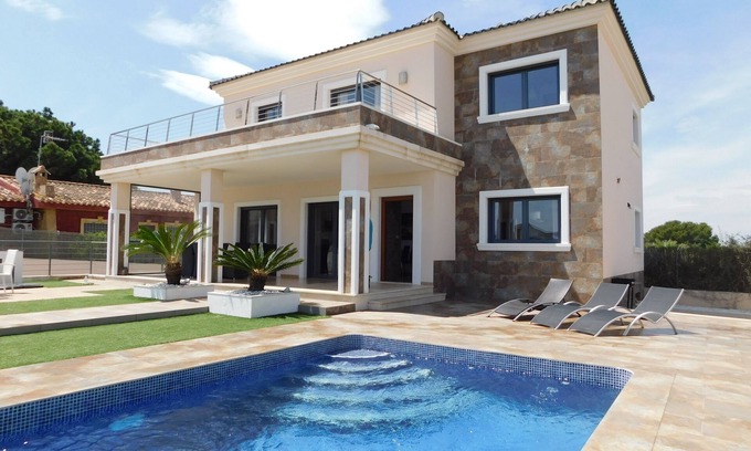 Los Balcones Villa | Superb 4/5 Bed 3 Bath Villa with Private pool & Garden Full Air Con, WIFI