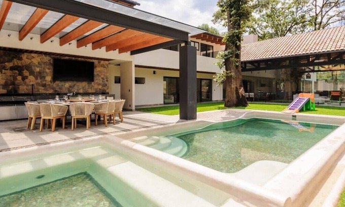 Valle de Bravo House | Superb and Spacious Residence with Garden and Pool